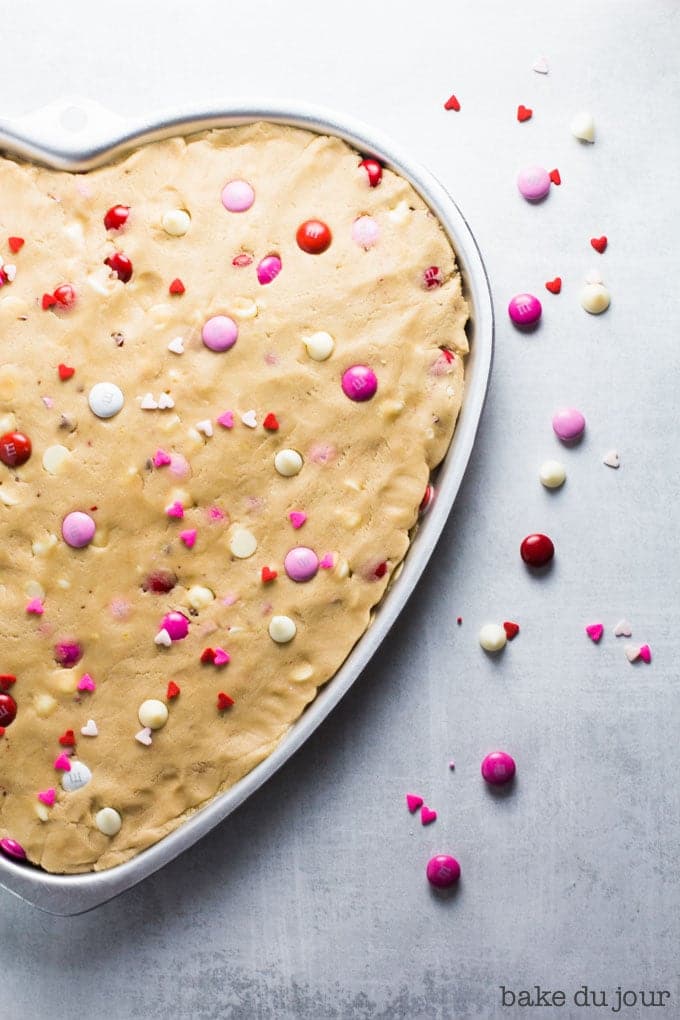 Masa de la tarta de galletas de San Valentín prensada en un molde con forma de corazón